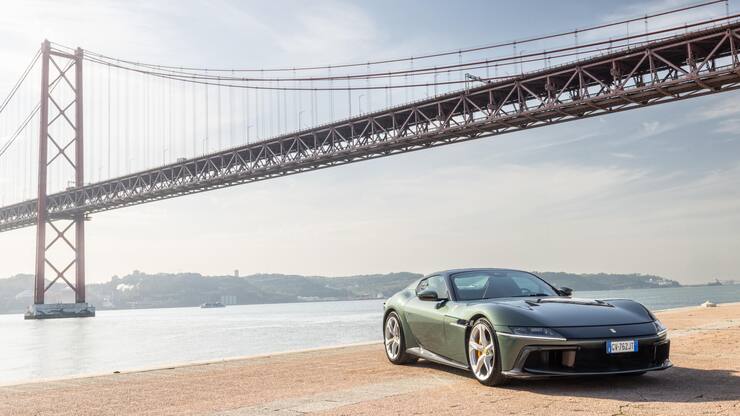 <p>Der 12Cilindri Spider ist ein futuristisches Cabrio mit einem beeindruckenden Zwölfzylinder-Motor.</p>