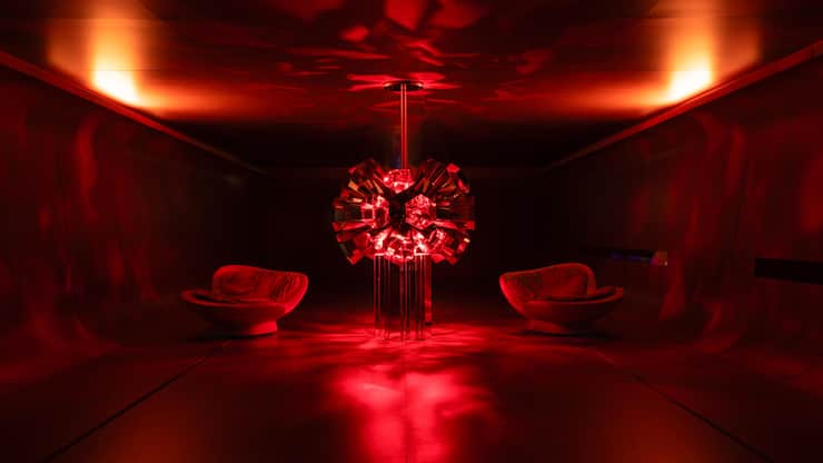 <p>Salone del Mobile: Der italienische Filmemacher ­Paolo Sorrentino schuf eine Wohnlandschaft, die Besucher im Liegesessel geniessen konnten.</p>