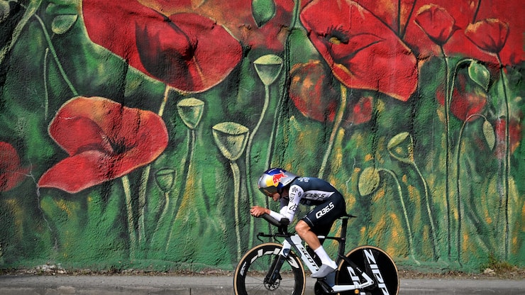 <p>Tom Pidcock im Q36.5-Dress am Giro d’Italia, wo er auf dem für seine Verhältnisse katastrophalen 16. Rang landete.</p>