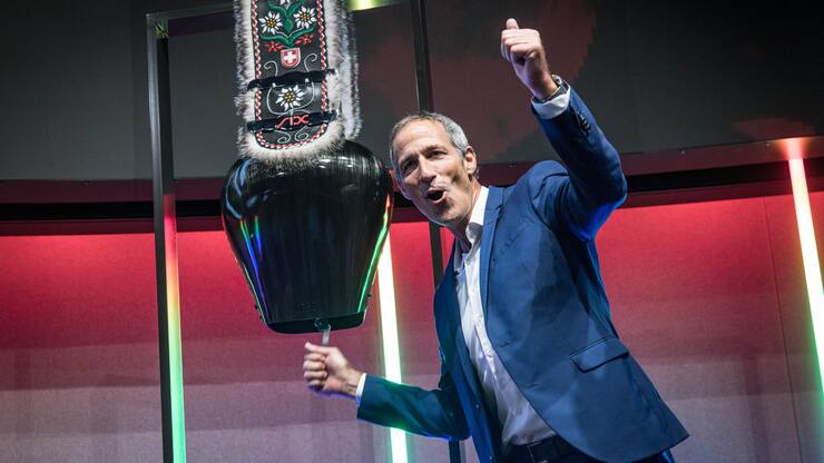 <p>SMG-CEO Christoph Tonini läutet den Börsenstart ein.</p>