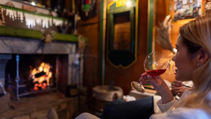 <p>Vor dem Kaminfeuer ein Glas Rosé geniessen, während im Ofen die dazu passenden Bratäpfel schmoren, ist ein aussergewöhnliches Wintervergnügen.</p>