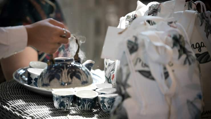 Tee ausschenken in Chinesisches Porzellan