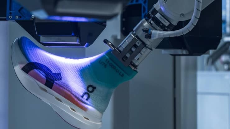 <p>Unter UV-Licht wird die Tinte getrocknet, zu diesem Zeitpunkt ist noch kein Mensch in die Produktion des Schuhs involviert.</p>