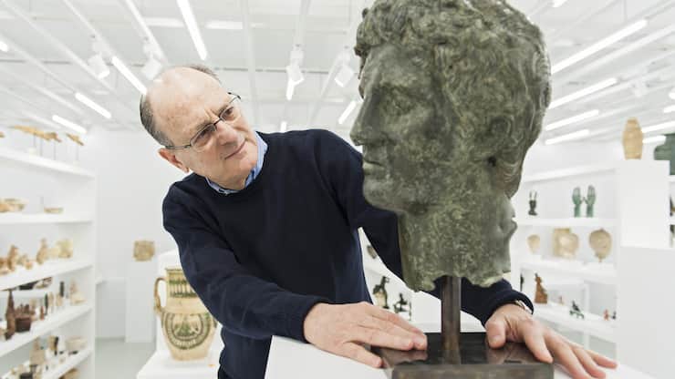 <p>Unternehmer und Sammler Jean Claude Gandur in der ägyptischen Sammlung seiner Stiftung.</p>