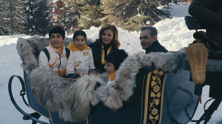 <p>Die Familie des letzten Schahs, Mohammad Reza Pahlavi, im Jahr 1975: Er verbrachte die Winter mit ihr in St. Moritz.</p>
