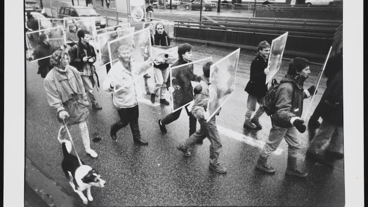 <p>Durch seine Spaziergänge – wie hier der Marsch mit Windschutzscheib – stellt der Wissenschaftler unsere gewohnte Wahrnehmung infrage.</p>