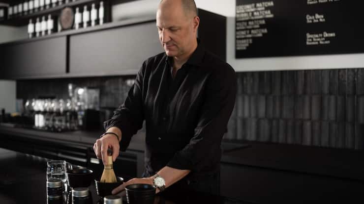 <p>Gerührt, nicht geschüttelt: Markus Zbinden, Co-Gründer von Avantcha, bei der Zubereitung von Matcha-Tee.</p>