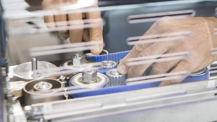 KOMAX, KOMAX HOLDING, KOMAX-GRUPPE, TECHNOLOGIEUNTERNEHMEN, MASCHINENHERSTELLER, ZULIEFERER, AUTOMOBILZULIEFERER, KABELVERARBEITUNG, WIRE PROCESSING, KABEL, ELEKTROKABEL, KABELMASCHINE, CRIMPEN, MASCHINENFABRIK, PRODUKTIONSSSTAETTE, MONTAGE, FABRIK, VERTIK