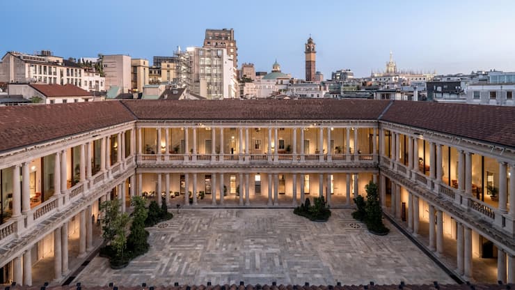 <p>Verborgen im verschachtelten Hinterhof-Labyrinth des Modeviertels Quadrilatero della moda liegt das 2023 eröffnete «Portrait Milano». Ein verglaster Säulengang im quadratischen, von Arkaden gesäumten Innenhof führt zu einigen der insgesamt 73 Zimmer.</p>