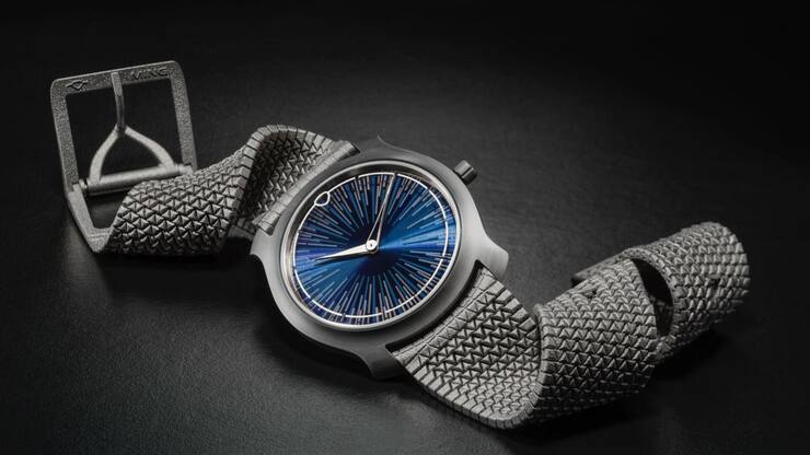 <p>Das Uhrenarmband wird im 3D-Drucker gefertigt und verbindet die Vorteile von Stoff und Metall.</p>