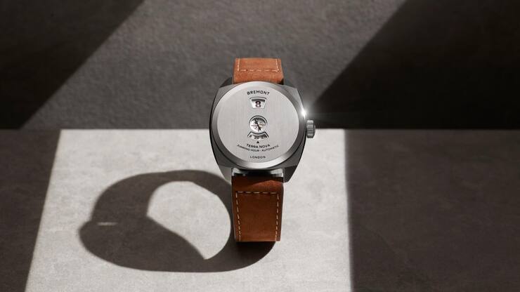 <p>Die Uhr aus Stahl mit springender Stunde vereint Handwerkskunst und Präzision.</p>