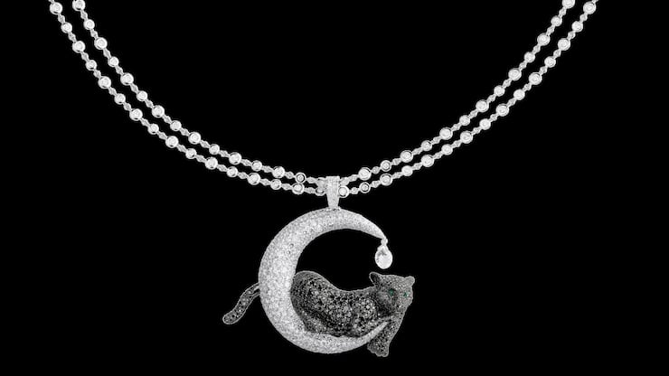 <p>Anhänger mit schwarzen und weissen ­Diamanten aus der Red-Carpet-Kollektion von ­Chopard: Ein Panther ruht auf einer ­Mondsichel.</p>