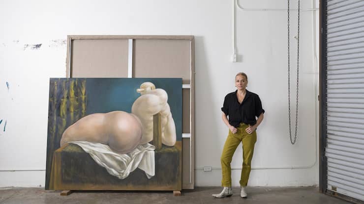 <p>Die in Los Angeles lebende Künstlerin Louise Bonnet neben ihrem Werk  «Figure with Satin Drapery», 2023.</p>