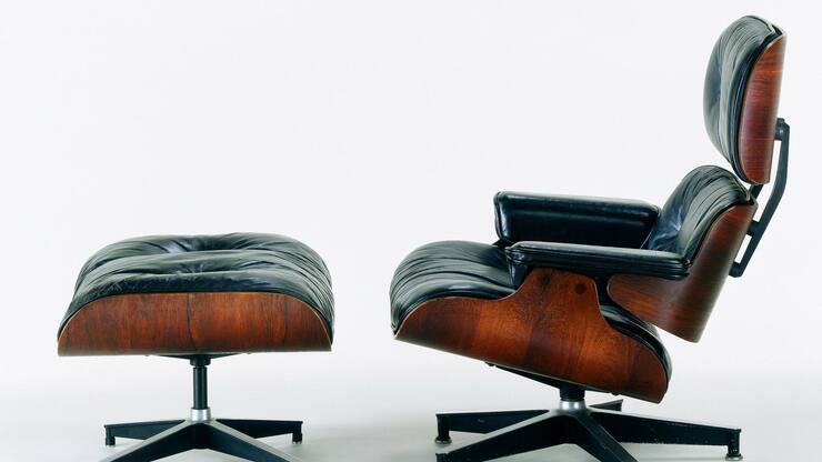 <p>Der Eames Lounge Chair ist klassisch aus Leder und gestreiftem Palisanderholz – modernere Varianten sind aus hellem Holz und mit Stoffbezug bekleidet.</p>