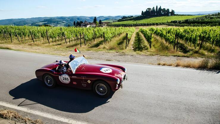 <p>Italienisches Bilderbuch: Vorbei an Pinien, Reben und Olivenhainen: Ein AC Ace, Jahrgang 1954, donnert durch die Landschaft.</p>