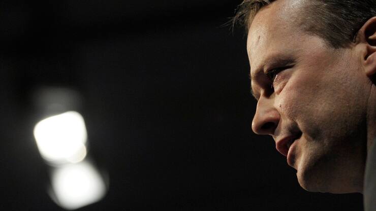 Ton Buechner, CEO Sulzer, referiert anlaesslich der Bilanzpressekonferenz am Donnerstag, 24. Februar 2011, in Winterthur. Der Reingewinn stieg im vergangenen Jahr um 11,1 Prozent auf 300,4 Millionen Franken. Der Umsatz war wegen des starken Rueckgangs der Bestellungen im Vorjahr aber erneut ruecklaeufig, er sank um 5 Prozent auf 3,2 Milliarden Franken. (KEYSTONE/Steffen Schmidt)