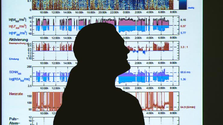 Autorin Susanne Loacker vor den Daten-Auswertungen der Fitness-App.