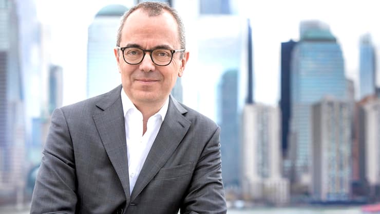 StabwechselGiovanni Caforio (M.) ersetzt Jörg Reinhardt (r.) als Novartis-Präsident. Sein Auftrag: mit CEO Vas Narasimhan das Wachstum in den USA anzukurbeln.