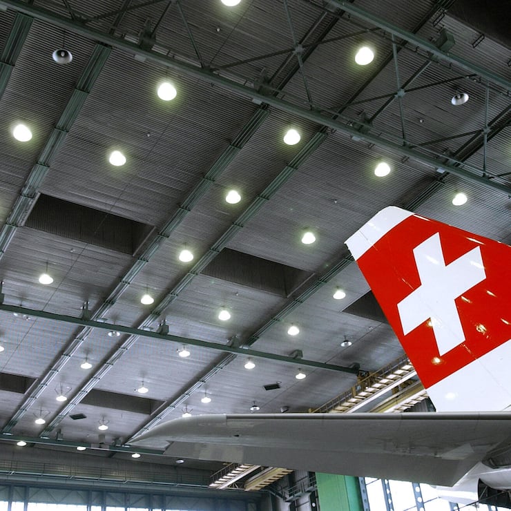 In der Werft der SR Technics (SAir Services) auf dem Flughafen Zuerich-Kloten wird am 25. Maerz 2002 ein Flugzeug der Swissair mit dem Schriftzug SWISS ueberklebt. (KEYSTONE/Steffen Schmidt)