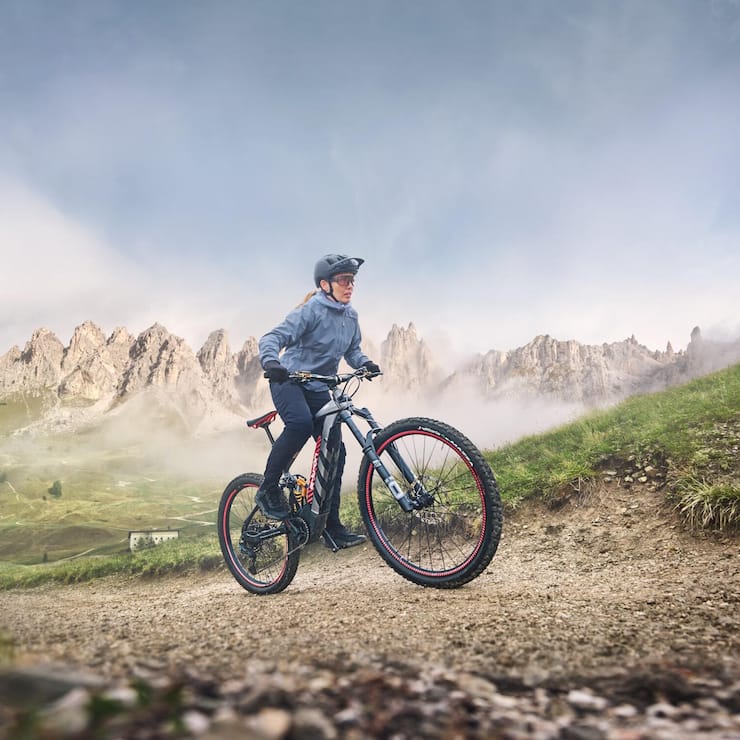 bergauf mit dem veloKaum zu glauben, aber für dieses Bike zeichnet der Autobauer Audi verantwortlich. Natürlich steckt im Rahmen eine Batterie.