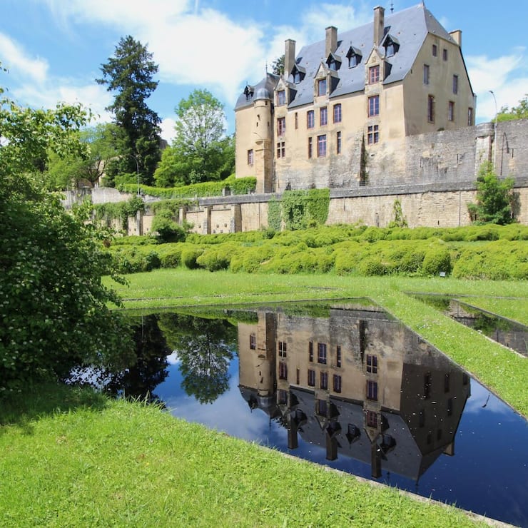 <p>Anwesen mit über 5,8 Hektar, einem Hauptschloss, ...</p>