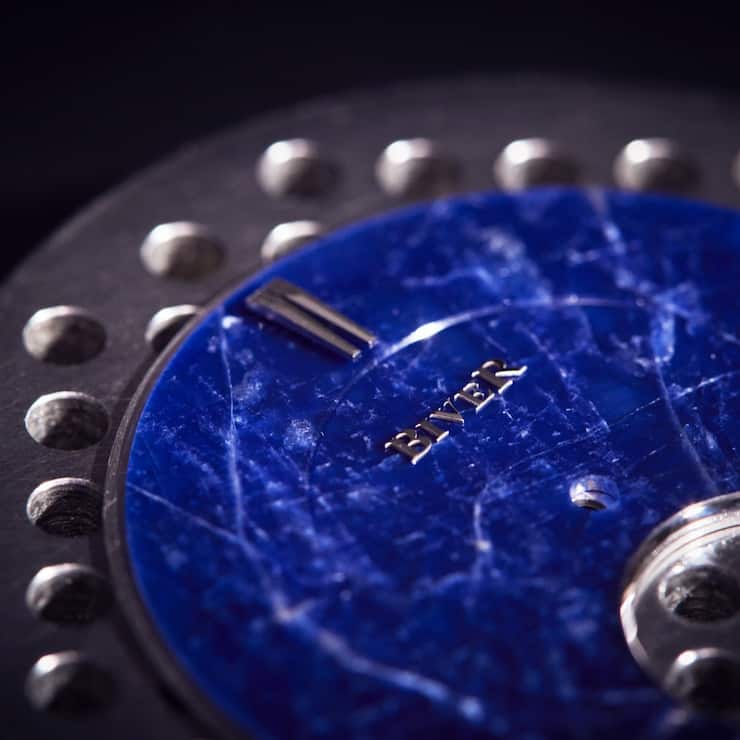Blaues Zifferblatt der JCB-Uhr, mit Biver-Schriftzug