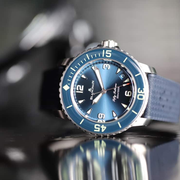 Das um 2,7 Millimeter verkleinerte, 42,3 Millimeter grosse Gehäuse der Fifty Fathoms erforderte ein Redesign von Zifferblatt und Drehring. Das Werk ist das seit 2007 verfügbare automatische Kaliber 1315 mit 120 Stunden Gangreserve.