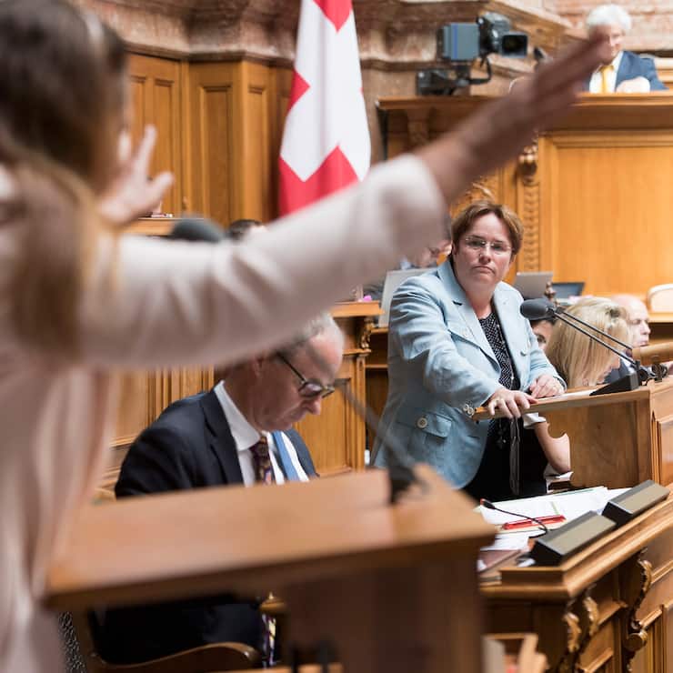 ARCHIVBILD ZUR SDA-VORSCHAU EIDGENOESSISCHE WAHLEN 2019 --- Magdalena Martullo-Blocher (SVP/GR), rechts, und Jacqueline Badran (SP/ZH), links, aeussern sich zur Unternehmenssteuerreform III (USRIII) am Montag, 6. Juni 2016 im Nationalrat in Bern. (KEYSTONE/Lukas Lehmann)