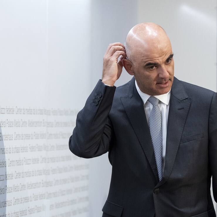 Bundesrat Alain Berset erscheint zu einer Medienkonferenz zur Botschaft zur Aenderung des Bundesgesetzes ueber die Krankenversicherung, am Mittwoch, 21. August 2019, in Bern. (KEYSTONE/Peter Schneider)