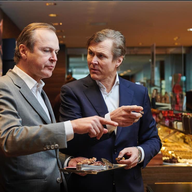 Die seit 1836 bestehende Zürcher Confiserie Sprüngli ist mittlerweile in der ganzen Schweiz aktiv. CEO Tomas Prenosil (r.) führt sie zusammen mit seinem Bruder Milan (l.) in der fünften Generation. Trotz der langen Tradition suchen sie stets nach neuen Kreationen und erweitern die Geschmackswelt.