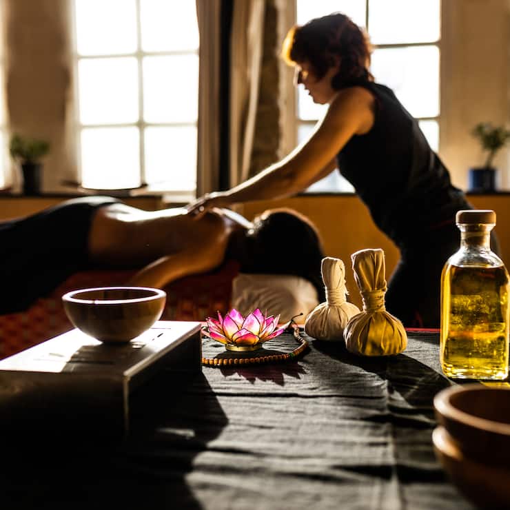 Zur Ayurveda-Therapie gehören Ölgüsse und -massagen.