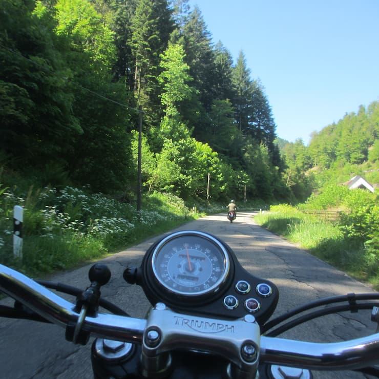 Motorradfahren im Schwarzwald mit einer Triumph