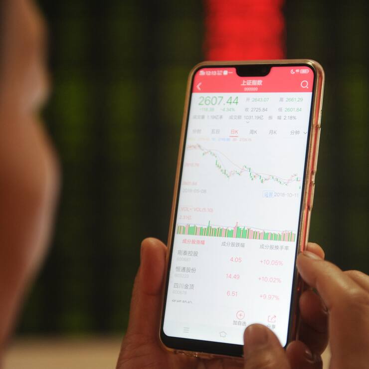 FUYANG, CHINA - OCTOBER 11: An investor watches the mobile phone screen at a stock exchange hall on October 11, 2018 in Fuyang, Anhui Province of China. Chinese shares plunged on Thursday. The Shanghai Composite Index fell down 142.38 points, or 5.22 percent, to close at 2,583.46. The Shenzhen Component Index fell 486.60 points, or 6.07 percent, to close at 7,524.09 points. (Photo by Wang Biao/VCG via Getty Images)