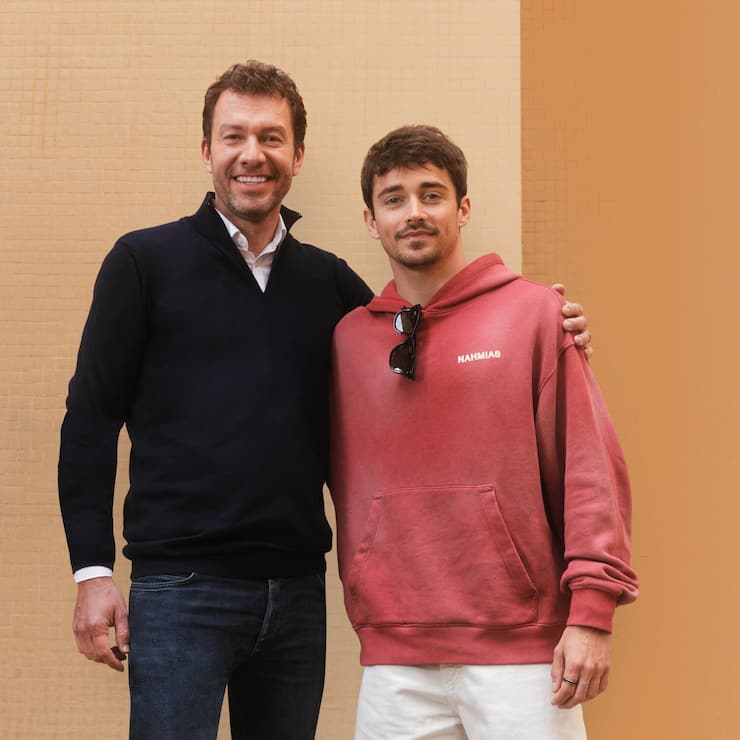 Tim Stracke von Chrono24 (links) konnte Formel-1-Star Charles Leclerc als Investor gewinnen.