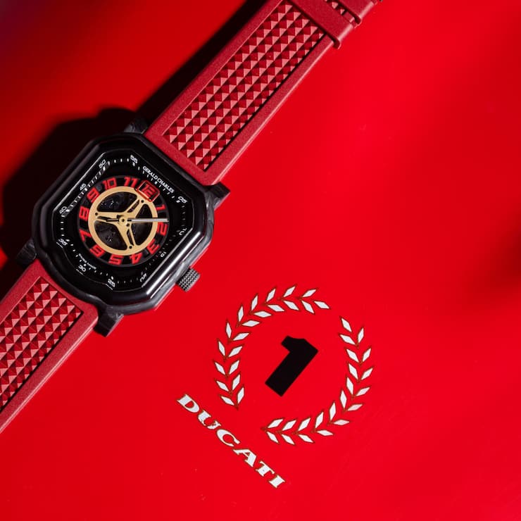 Die Uhr Gerald Charles Maestro 4.0 Ducati 30° Anniversario 916 vereint zwei Welten in einem Zeitmesser.