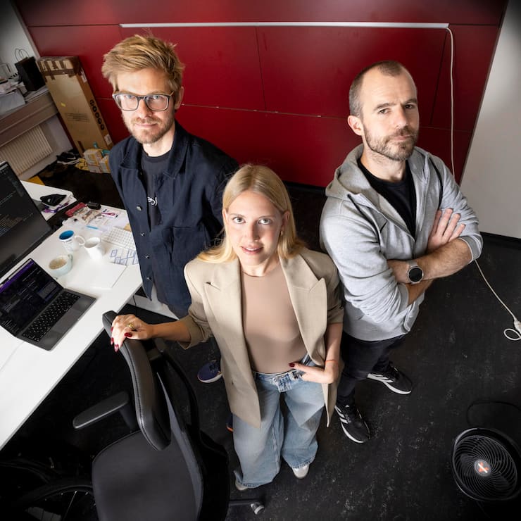 Info-beschafferKevin Roth, Paulina ­Grnarova und Yannic Kilcher (v.l.) machen mit ihrer Suchmaschine die Juristerei effizienter.