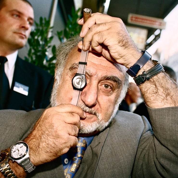 Nicolas G. Hayek praesentiert am 2. Oktober 1997 in Genf die neueste Uhr von Swatch, die nur 3,9 Millimeter ultraduenne Swatch "Skin". (KEYSTONE/Fabrice Coffrini)