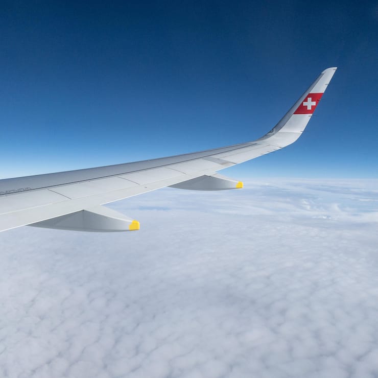 Foto: Sven Thomann, 10.10.2022, Zuerich: Blick aus dem Fenster eines Airbus A320 neo der Swiss International Airlines auf die Tragflaeche.