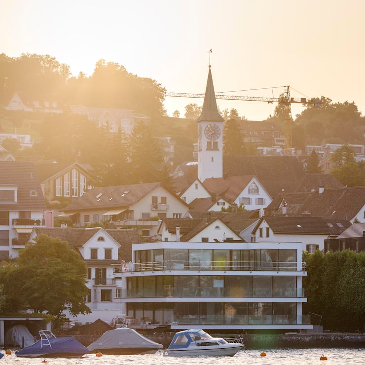 Foto: Sven Thomann, 13.8.2025, RÃ¼schlikon (ZH): WohnhÃ¤user am ZÃ¼richsee in RÃ¼schlikon. Immobilien, Miete, Wohneigentum, Hypothek, PfnÃ¼selkÃ¼ste, Wohnungsmarkt, Liegenschaft, Eigentumswohnung, Einfamilienhaus, Wohnhaus, Zins, Mietzins, Haus, Immobilie, Saron, Hypo, Mehrfamilienhaus, Themenbild, Symbolbild, Symbolfoto, SymbolbildRMS