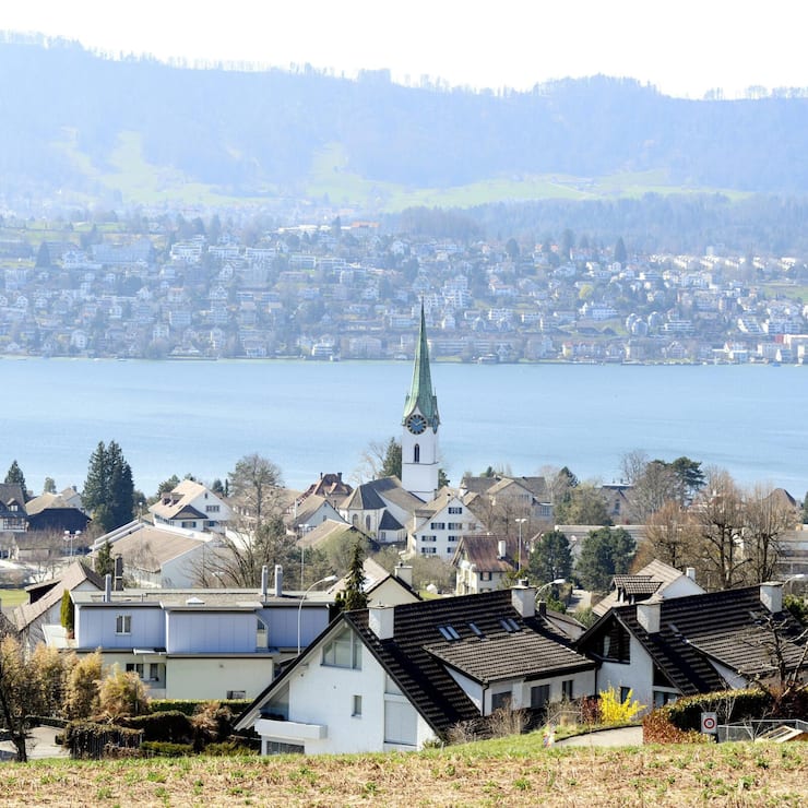 Blick auf Zollikon (ZH) am Montag, 26. Maerz 2012. Zollikon, einst Primus unter den steuerguenstigen Gemeinden an der "Goldkueste", schreibt rote Zahlen. Die Gemeinde operiert mit einem Notbudget und laesst nur noch die dringendsten Ausgaben zu. (KEYSTONE/Walter Bieri)