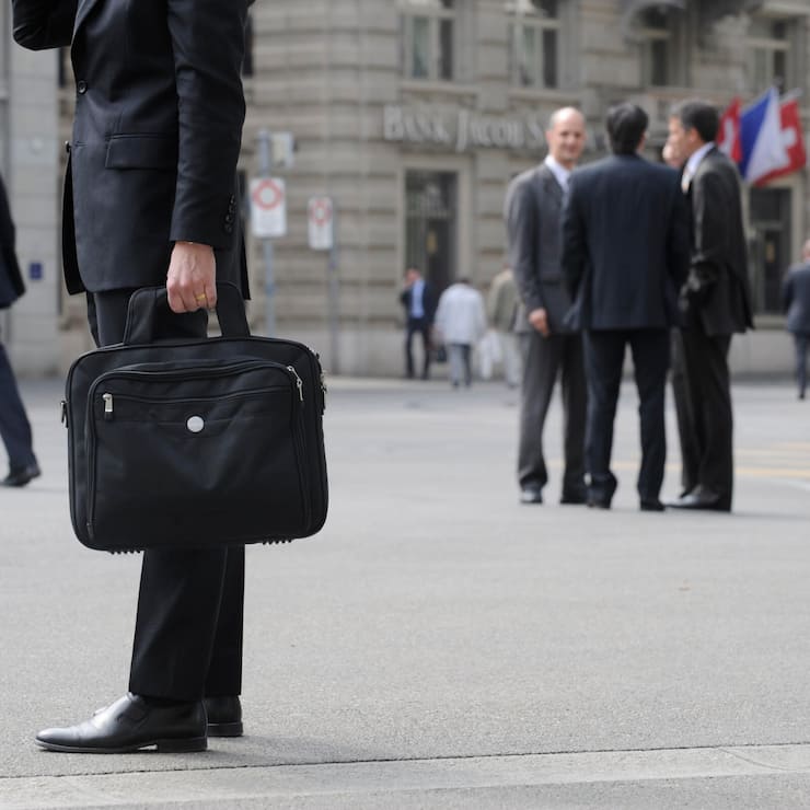 Ein junger Banker steht auf dem Paradeplatz Â© Andreas Meier/EQ Images