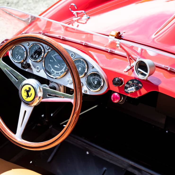 Stimmiges Interieur mit Holzlenkrad und «alten» Armaturen im Little Car.