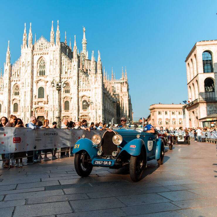 Das ist die Mille Miglia: Autos mit Jahrgang 1927 bis 1957 fahren durch Italiens Städte und ­Landschaften. Hier zeigen sie sich als Parade mitten in Mailand.
