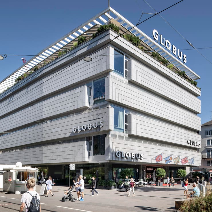 SCHWIERIGES UMFELD Unter Franco Savastano positionierte sich Globus (im Bild die Flaggschiff-Filiale an der Zürcher Bahnhofstrasse) neu als Luxushaus.
