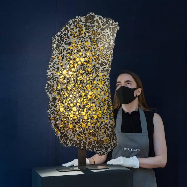 Eine Scheibe des Fukang-Meteoriten, gefunden in der chinesischen Provinz Xin­jiang. Auktionspreis 2021: 525'000 Pfund.