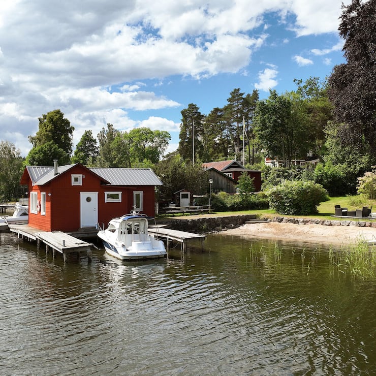 Das Bootshaus gehört zu einer Villa mit einer Fläche von 145 Quadratmetern und fünf Zimmern. Der Preis liegt bei rund 1,45 Millionen Franken (Sotheby’s).