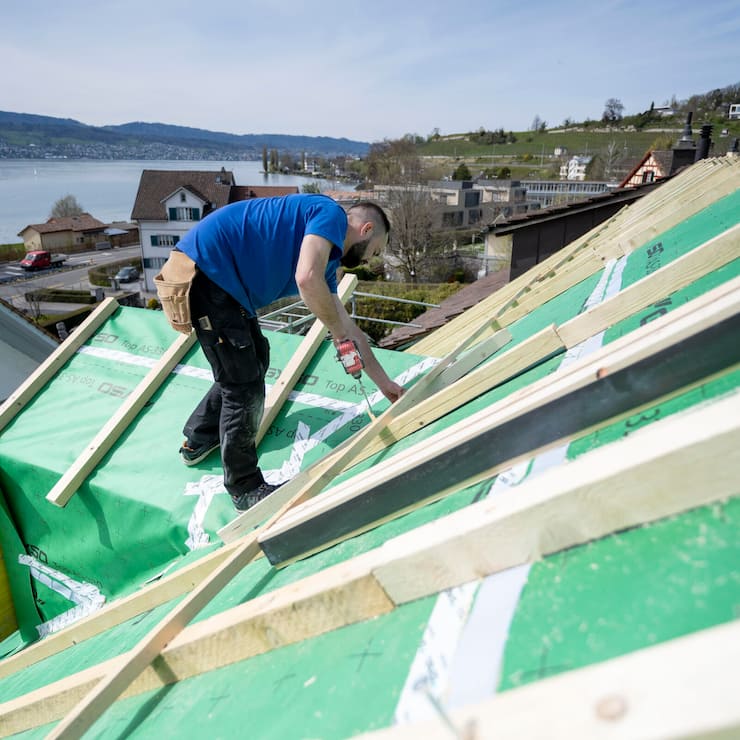 Ein altes Haus waehrend Umbau- und Sanierungsarbeiten am Dach zu einem Generationenhaus, fotografiert am Montag, 11. April 2022 in Meilen. Beim bestehenden Wohnhaus handelt es sich um ein kommunales Schutzobjekt; das Wohnhaus ist Bestandteil einer noch intakten, historischen Haeusergruppe, die Fassade ist denkmalgeschuetzt. Das Gebaeude wird als Generationenhaus mit zwei zweigeschossigen Wohnungen neu organisiert und der Innenraum neu gestaltet. (KEYSTONE/Christian Beutler)