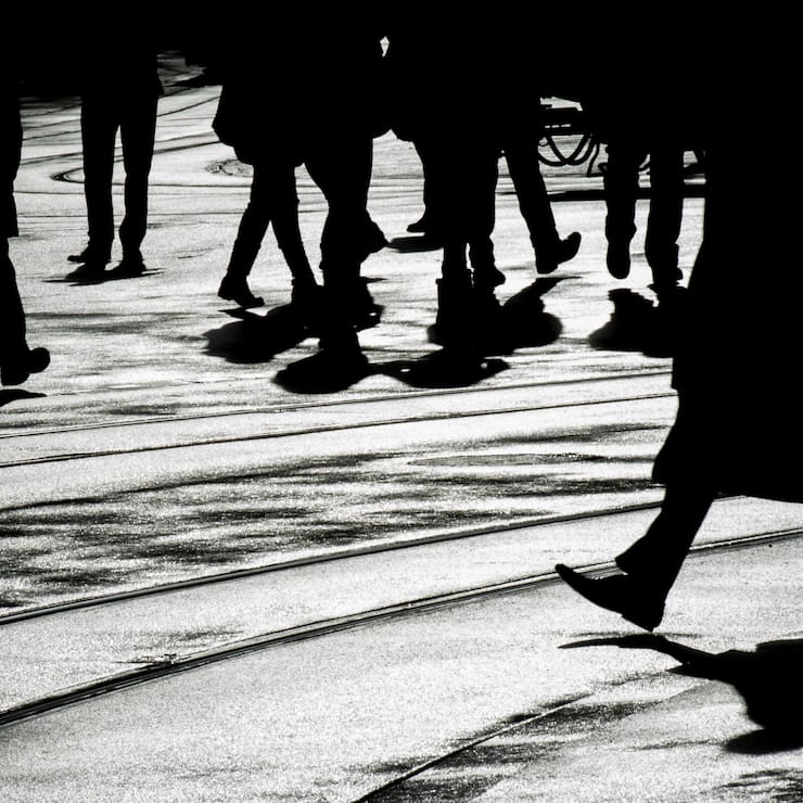 Menschen bewegen sich am Freitag, 24. Januar 2014, auf dem Paradeplatz in Zuerich. (KEYSTONE/Ennio Leanza)