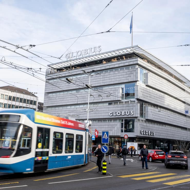 Aussenaufnahmen des Haupsitzes des Luxus-Warenhaus Globus an der Bahnhofstrasse am Dienstag, 13. Januar 2026 in Zuerich. Die Kette streicht rund einen Drittel der Stellen im Hauptsitz und verlagert diese nach Italien. (KEYSTONE/Claudio Thoma)