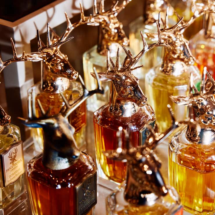 breites sortimentDie Parfümerie Spitzenhaus bei der Bahnhofstrasse in Zürich bietet rund 800 Marken an, ­darunter auch zahlreiche ­Nischenparfums.Bei der Wahl von Düften spielt auch das ­Design des Flakons mit.